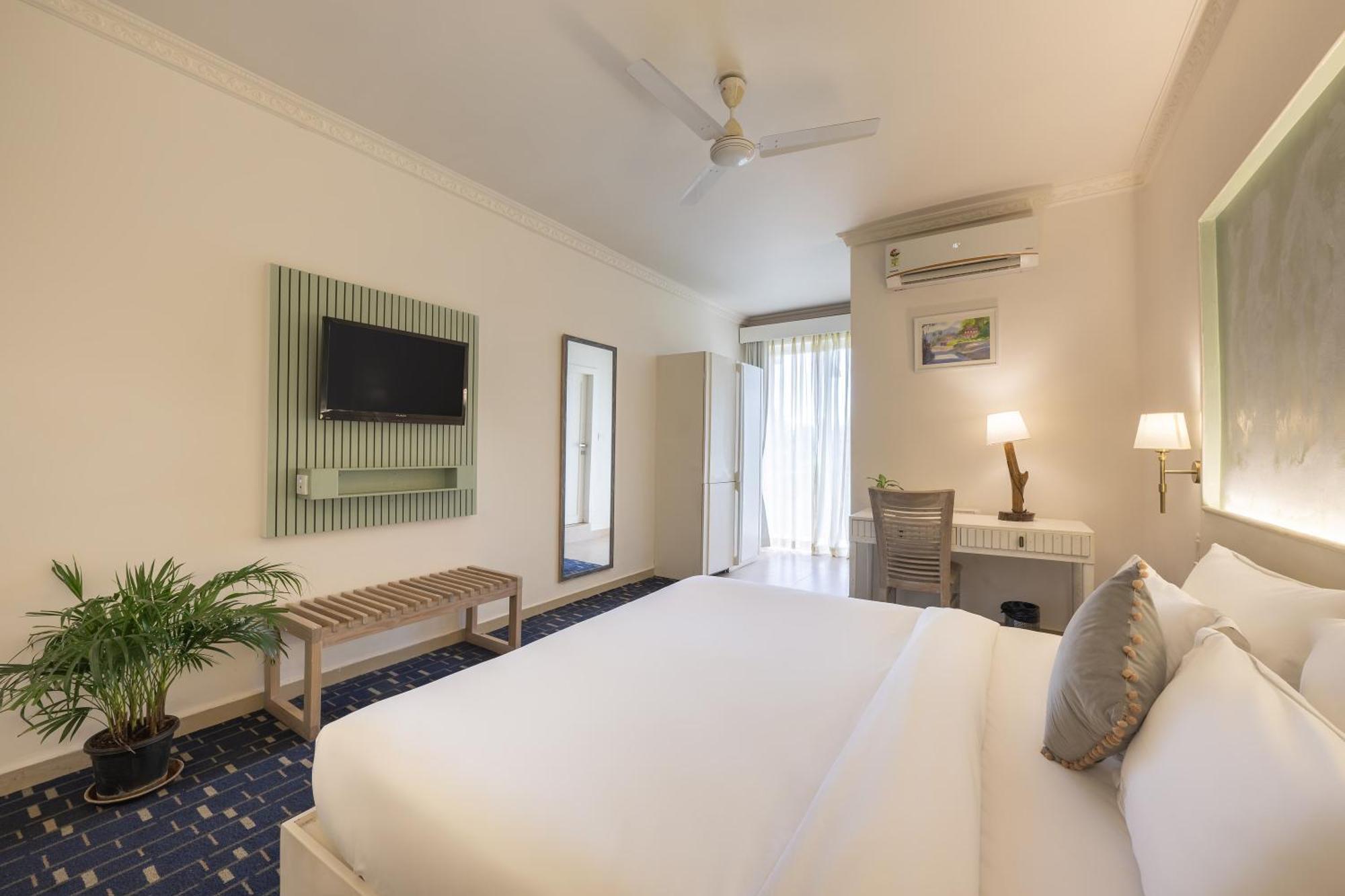 Отель Echor Samara Morjim Goa Sea View Restro Экстерьер фото